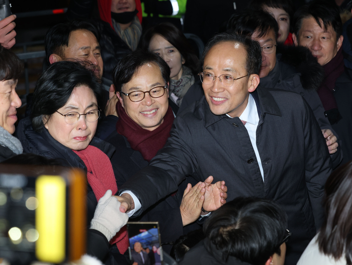 12·3 비상계엄 당시 의원들의 계엄 해제 표결 참여를 방해한 혐의를 받는 국민의힘 추경호 의원이 3일 구속영장이 기각돼 경기도 의왕 서울구치소를 나서고 있다.  연합뉴스