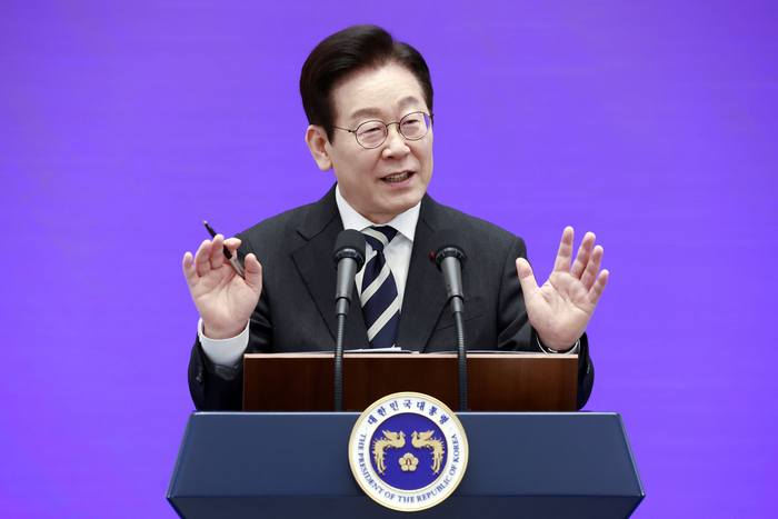 이재명 대통령이 3일 청와대 영빈관에서 열린 새롭게 선 민주주의, 그 1년 외신 기자회견에서 취재진 질문에 답변하고 있다. 연합뉴스