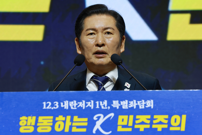 더불어민주당 정청래 대표가 3일 서울 여의도 국회의원회관에서 12·3 계엄 사태 1년을 맞아 열린 행동하는 K-민주주의 특별좌담회에 참석해 인사말하고 있다. 연합뉴스