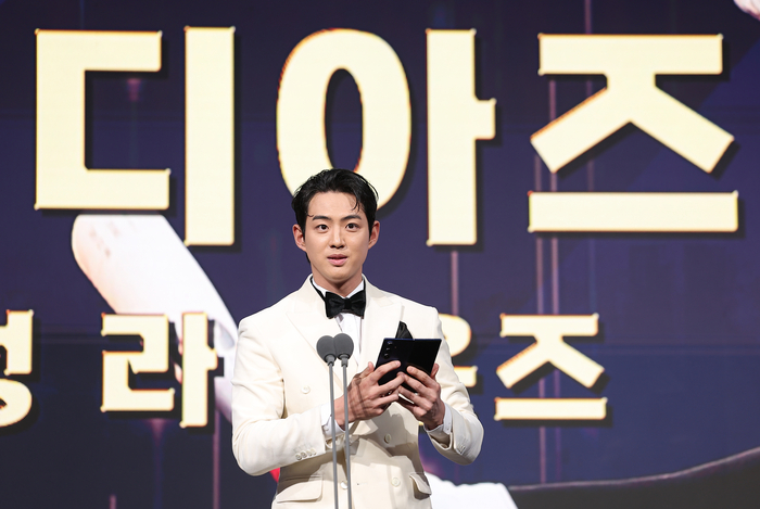 9일 서울 송파구 롯데호텔 월드에서 열린 프로야구 2025 신한 SOL뱅크 골든글러브 시상식에서 1루수 부문을 수상한 르윈 디아즈 대신 구자욱이 소감을 말하고 있다. 연합뉴스