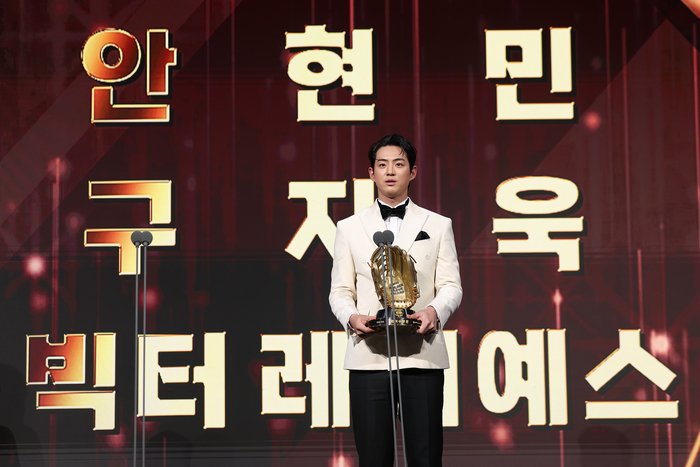 9일 서울 송파구 롯데호텔 월드에서 열린 프로야구 2025 신한 SOL뱅크 골든글러브 시상식에서 외야수 부문을 수상한 구자욱이 소감을 말하고 있다. 연합뉴스