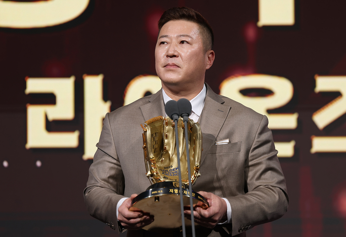 9일 서울 송파구 롯데호텔 월드에서 열린 프로야구 2025 신한 SOL뱅크 골든글러브 시상식에서 지명타자 부문을 수상한 최형우가 소감을 말하고 있다. 연합뉴스