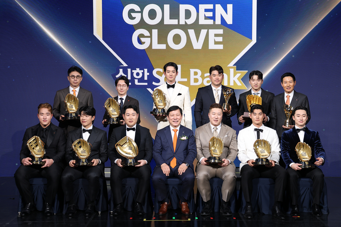 9일 서울 송파구 롯데호텔 월드에서 열린 프로야구 2025 신한 SOL뱅크 골든글러브 시상식에서 허구연 총재와 선수들이 기념 촬영을 하고 있다. 연합뉴스