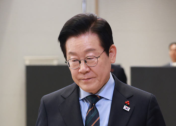 이재명 대통령이 10일 용산 대통령실에서 열린 AI 시대의 K-반도체 비전과 육성전략 보고회에 입장하고 있다. 연합뉴스