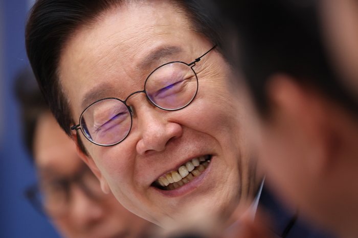 이재명 대통령이 17일 정부세종컨벤션센터에서 열린 기후에너지환경부(기상청)·원자력안전위원회 업무보고에서 대화하고 있다. 연합뉴스