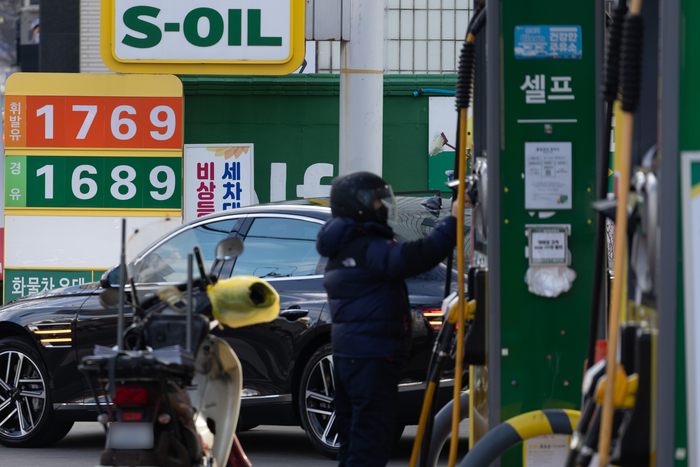 국내 주유소 기름값 2주 연속 내려…다음 주까지 하락세