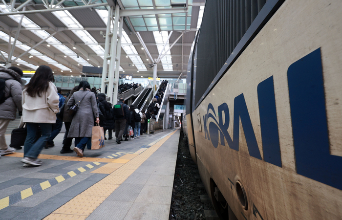 정부는 23일 오후 2시 공공기관운영위원회를 열고 코레일 성과급 정상화 방안을 심의, 의결했다. 사진은 23일 서울역 모습. 연합뉴스