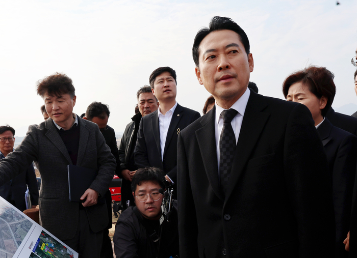 국민의힘 장동혁 대표가 29일 오후 전남 현안 사업 현장인 해남군 산이면 솔라시도를 시찰하고 있다. 연합뉴스