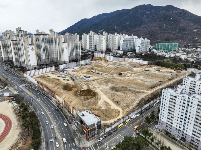 철거 후 약 1년 반 동안 착공이 지연되었던 대구 달서구 상인동 송현주공3단지 재건축정비사업은 공사비 증액 문제로 시공사와 조합원 간 갈등을 겪은 뒤 지난해부터 본격적인 건립공사에 들어갔다. <영남일보 DB>