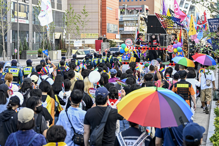 지난해 9월20일 대구 도심에서 열린 대구퀴어문화축제 참가자들이 각종 깃발과 현수막을 앞세우고 도심 행진을 벌이고 있다. 이현덕기자 lhd@yeongnam.com