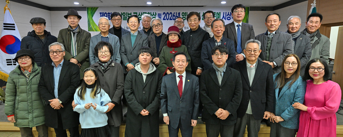 제9회 영남일보 구상문학상 및 2026년 영남일보 신춘문예 시상식이 8일 오후 대구 동구 영남일보 대강당에서 열렸다. 수상자와 심사위원 등 참석자들이 기념촬영을 하고 있다.
이지용기자 sajahu@yeongnam.com