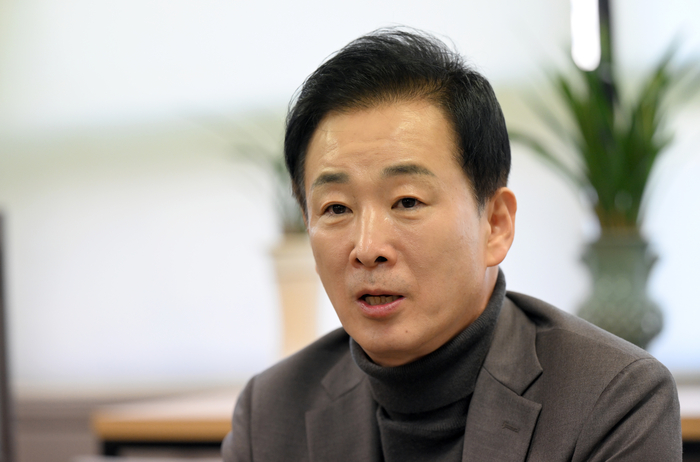 국민의힘 유영하 의원이 11일 영남일보와의 인터뷰에서 대구 취수원 이전 문제는 대구시민의 생존문제와 직결되어 있다고 강조하고 있다.
이지용기자 sajahu@yeongnam.com