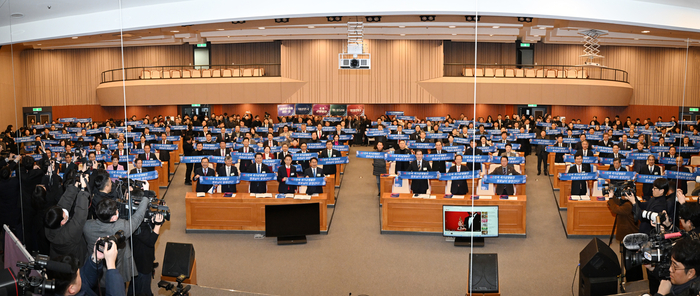 2026 영호남 국가균형발전 공동선포식 및 신년교류회가 14일 오후 국회의사당 국회박물관에서 열렸다.이날 손인락 영남일보 사장, 조덕선 SRB미디어그룹 무등일보 회장, 이석연 국민통합위원회 위원장, 강기정 광주광역시장 ,김영록 전남도지사, 이철우 경상북도지사 , 홍성주 대구광역시 경제부시장,조재구 대한민국 시장 군수 구청장 협의회장 든 영호남국회의원, 정관계 인사들이 국가균형발전을 선도하는 공동선포식 퍼포먼스를 하고 있다.
이윤호기자 yoonhohi@yeongnam.com