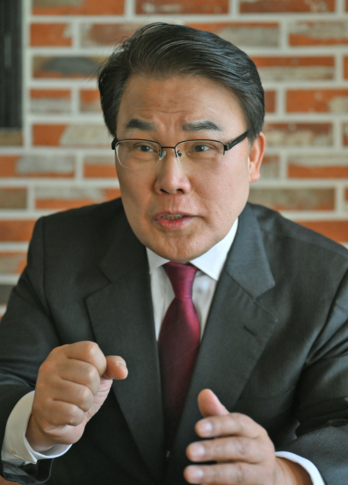 이재만 전 동구청장은 위기에 빠진 대구를 구하기 위해 대구시장 선거에 출마했다는 출마의 변을 밝히고 있다. 이지용기자 sajahu@yeongnam.com