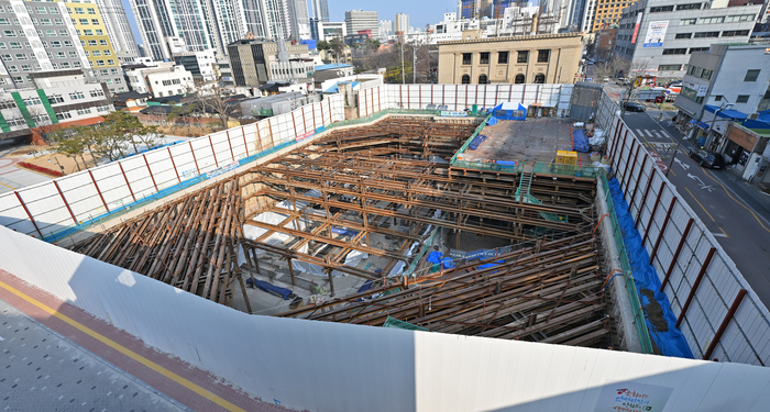 대구 중구 중부경찰서 신청사 신축공사 현장 전경. 문화재 발굴 조사와 터파기 공법 변경 등 각종 변수로 공사 준공 시점이 당초 2026년 1월에서 2027년 5월로 약 16개월 늦춰졌다. 이지용기자 sajahu@yeongnam.com