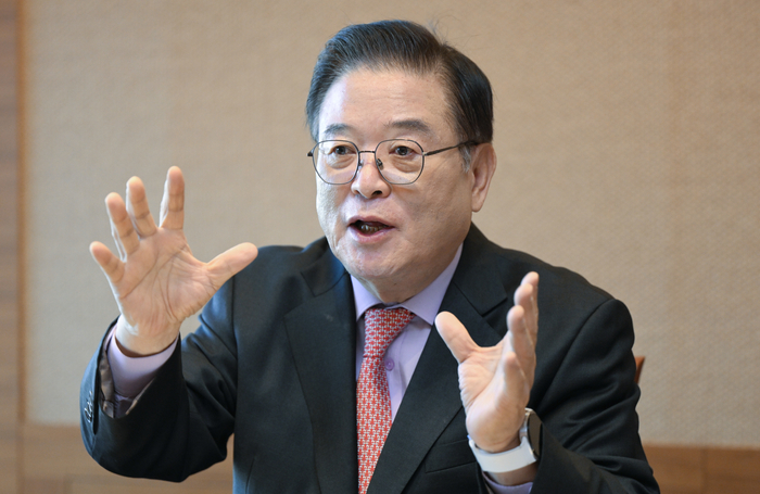 24일 대구 수성구의 한 호텔에서 우동기 전 대통령 직속 지방시대위원회 위원장이 본보와 인터뷰를 갖고 대구·경북 행정통합의 필요성에 대해 설명하고 있다. 우 위원장은 행정통합이 인구 감소와 산업 구조 변화에 대응하기 위한 지역 생존 전략이라는 점을 강조했다.
이현덕기자 lhd@yeongnam.com