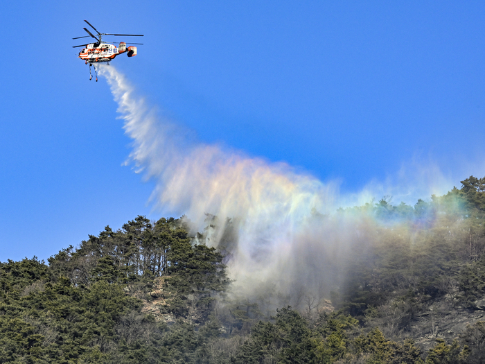 25일 경북 구미시 구평동 야산에서 발생한 산불 현장에서 산림청 헬기가 물을 투하하며 진화 작업을 벌이고 있다. 산림 당국은 헬기와 진화 인력을 집중 투입해 2시간 40여 분 만에 주불을 잡았으며, 현재 대구·경북 대부분 지역에 건조특보가 발효된 가운데 작은 불씨도 대형 산불로 확산될 수 있다며 각별한 주의를 당부하고 있다.
이현덕기자 lhd@yeongnam.com