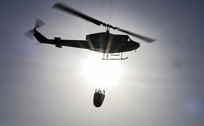 25일 경북 구미시 구평동 야산에서 발생한 산불 현장에서 산림청 헬기가 물주머니를 달고 진화 작업을 위해 이동하고 있다. 산림 당국은 헬기와 진화 인력을 집중 투입해 2시간 40여 분 만에 주불을 잡았으며, 현재 대구·경북 대부분 지역에 건조특보가 발효된 가운데 작은 불씨도 대형 산불로 확산될 수 있다며 각별한 주의를 당부하고 있다.
이현덕기자 lhd@yeongnam.com