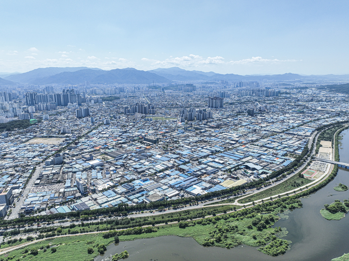 대구시 북구 노원동, 침산1동에 위치한 대구 제3산업단지 전경. 대구시에 남아 있는 가장 오래된 산업단지로 안경테 산업과 대구광역시가 미래 먹거리로 키우는 로봇 산업이 유명하다.
이현덕기자 lhd@yeongnam.com