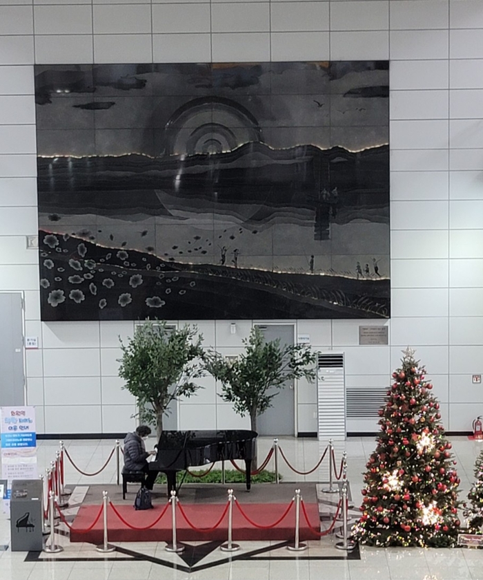 대구지하철 1호선 화원역사에서 한 시민이 착한 피아노를 연주하며 겨울 오후에 잔잔한 선율을 전하고 있다.