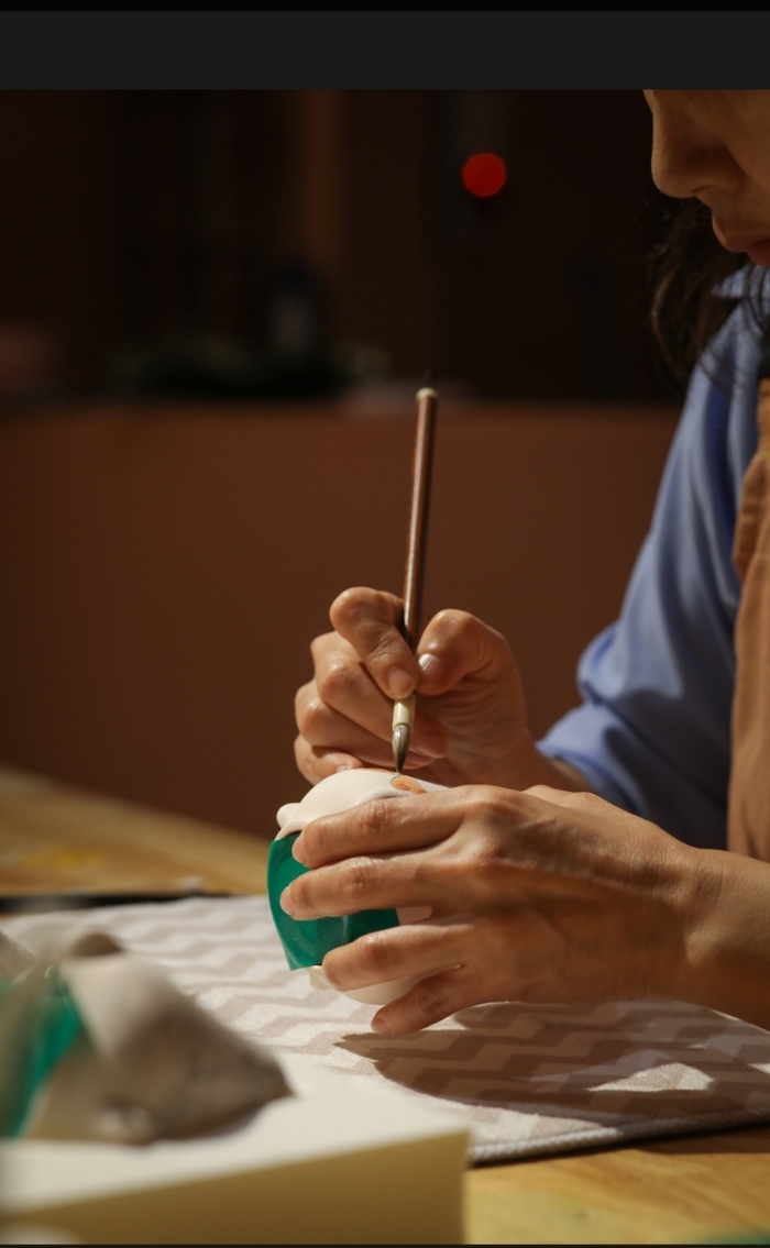 박보순 작가가 태항아리에 색을 넣고 있다. <본인 제공>