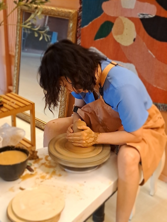 박보순 작가가 태항아리를 빚고 있다. <본인 제공>