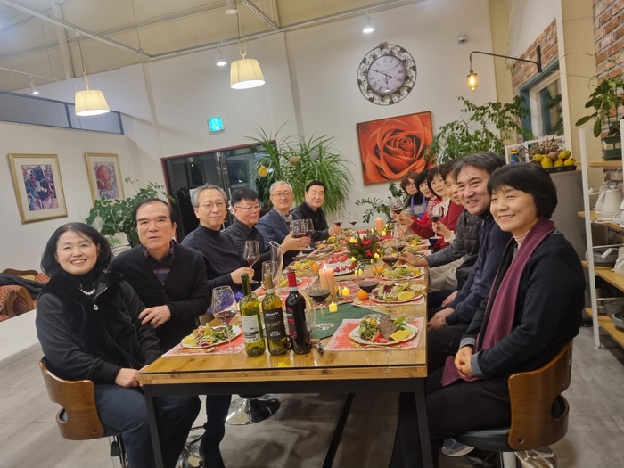 요섹남 프로그램에 참여한 남성 은퇴자들이 떡케이크 등 정성껏 마련한 요리를 아내들에게 내놓으며 그동안의 소감을 나누고 있다.