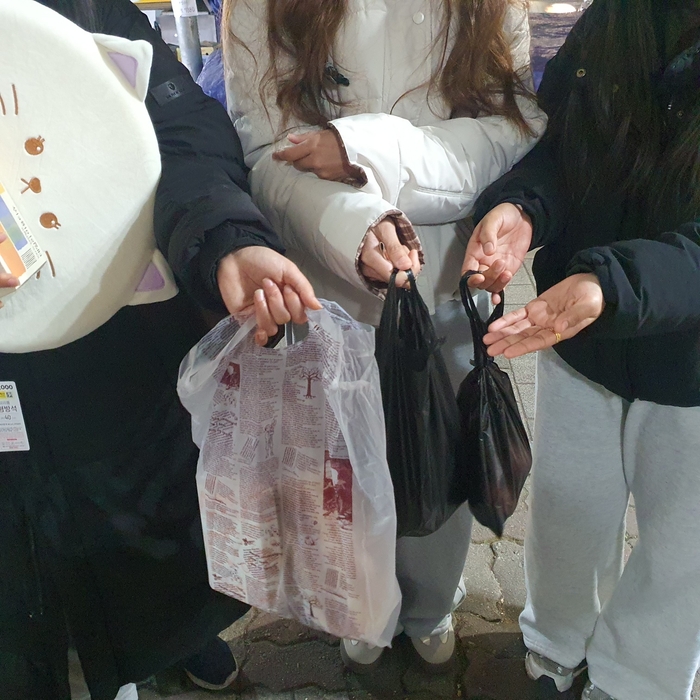 12월 22일 저녁 대구 달서구 와룡시장을 찾은 계명대 외국인 유학생(미얀마)들이 시장에서 장을 본 봉지를 들어보이고 있다. 노진실 기자