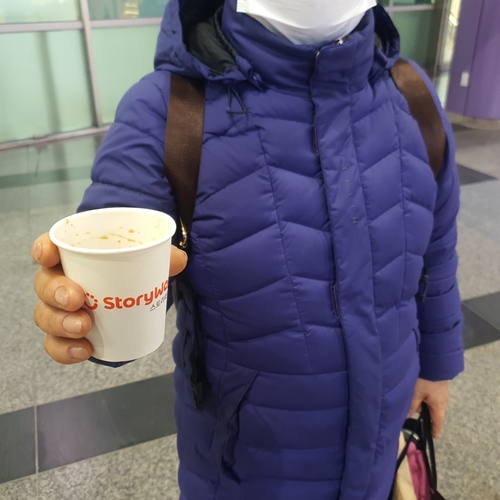 12월 23일 밤, 동대구역에서 만난 복기연씨가 자판기 커피를 들고 다음 대구시장에게 바라는 점에 대해 말하고 있다. 노진실기자