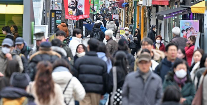 2026년은 제9회 전국동시지방선거가 치러지는 해이다. 어떤 후보를 단체장으로 뽑을 것인지 지역 유권자들의 선택에 관심이 모아지고 있다. 24일 오후 대구 중구 동성로를 찾은 시민들이 걸음을 재촉하고 있다. 이지용기자 sajahu@yeongnam.com