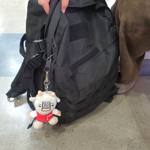 12월 23일 밤, 동대구역에서 만난 경북대 학생이 이번 지방선거에 대해 말하고 있다. 학생의 가방에 경북대 마스코트인 호반우 키링이 달려 있다. 노진실 기자