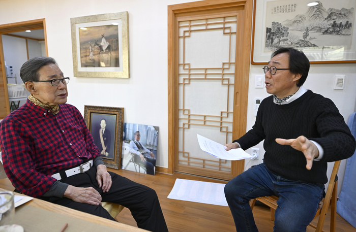 달성군 화원읍 남평문씨 본리세거지에서 인터뷰 중인 문희갑(왼쪽) 전 대구시장과 진식 영남일보 정치에디터. 문 전 시장은 대구의 현재와 미래를 두고 원로의 시선에서 진단을 내놨다.이윤호기자 yoonhohi@yeongnam.com