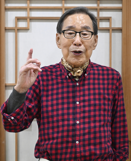 고택의 고즈넉한 분위기 속에서 미소 짓는 문희갑 전 대구시장. 달성군 화원읍 남평문씨 본리세거지에서 그는 원로의 시선으로 대구의 현재를 차분히 짚었다.이윤호기자 yoonhohi@yeongnam.com