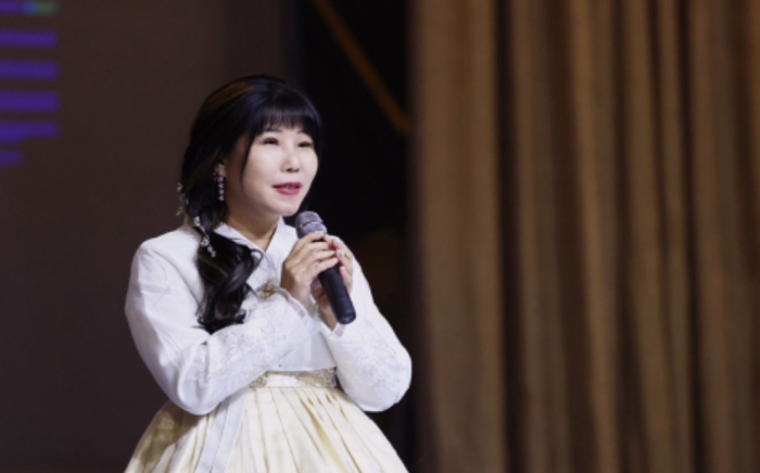 가수의 꿈을 이뤄나가고 있는 변겸서(45)씨가 노래 경연 대회에서 열창하고 있다.<변겸서 씨 제공>