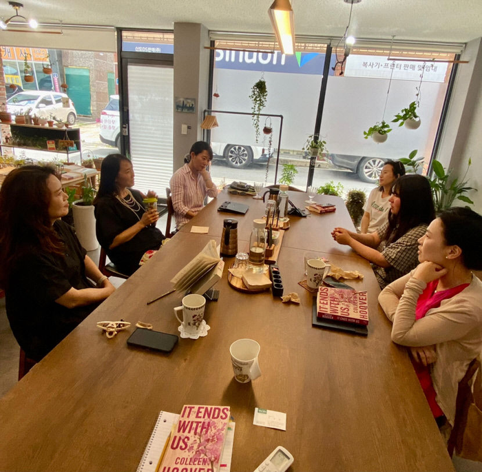 2023년 대구 수성구 황금동 진책방에서 영어원서 읽기 모임이 진행되는 모습. <영남일보 DB>