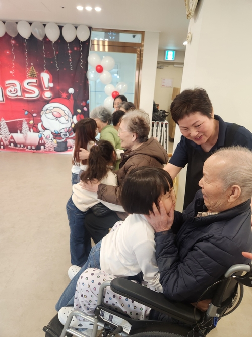 경산의 동부어린이집 원아들이 솔요양원을 찾아 어르신들에게 인사하고 있다. 이경화시민기자