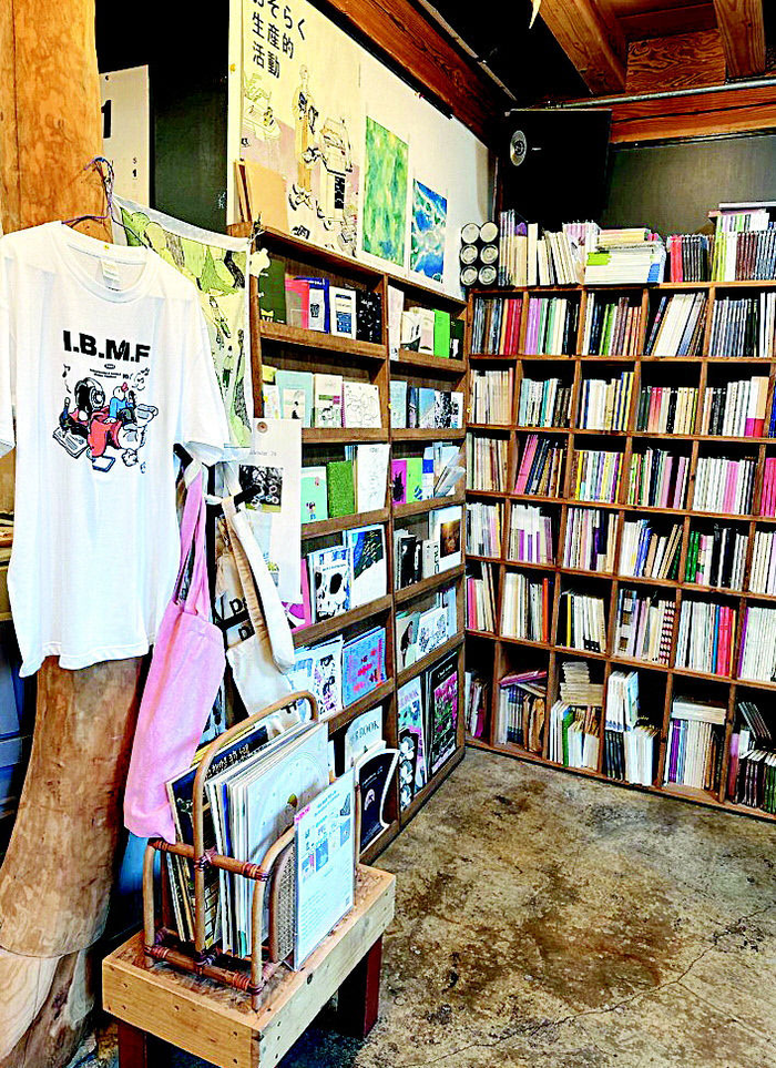 대구 독립서점 더폴락 내부. 다양한 주제의 독립출판물이 비치돼 있다. 조현희기자