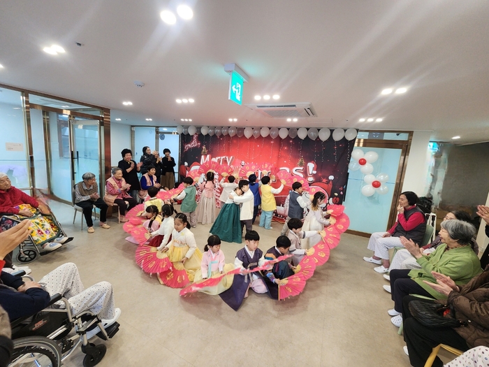 경산의 동부어린이집 원아들이 솔요양원을 방문하여 어르신들을 위한 공연을 선보이고 있다. 이경화 시민기자