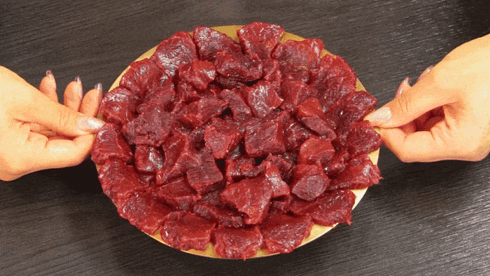 대구 10미 중 하나인 뭉티기. 뭉티기가 나오면 일단 뒤집어봐야 한다. 접시를 뒤집어도 떨어지지 않는 찰기는 식객들 사이에서는 신선함을 가늠하는 하나의 척도가 되고 있다. 고기가 두툼해 무게 때문에라도 떨어질 법 하지만 접시를 완전히 뒤집어도 떨어짐 하나 없이 그대로 붙어 있다. 이나영 기자 2nayoung@yeongnam.com