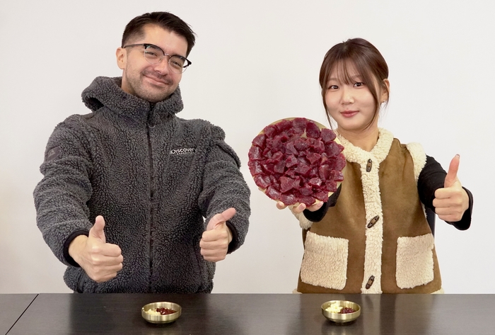 2인2맛 시식단으로 나선 크리스씨와 영현씨. 영현씨가 시식에 앞서 뭉티기를 접시째 들어 보이고 있다. 이나영 기자 2nayoung@yeongnam.com