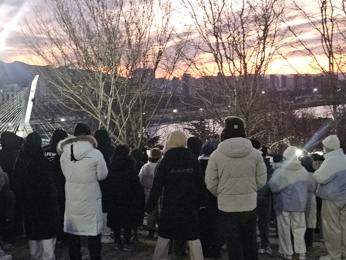 1일 오전 해맞이를 보기 위해 대구 동구 해맞이공원에 모여든 대구시민들. 서민지기자 mjs858@yeongnam.com
