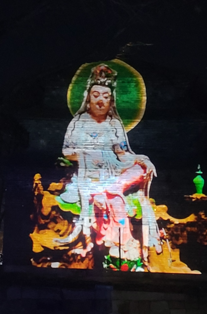 지난 1일 밤, 경북 경주 분황사에서 미디어아트 전시 분황사 빛의 사자후가 진행 중이다. <임훈기자 hoony@yeongnam.com>