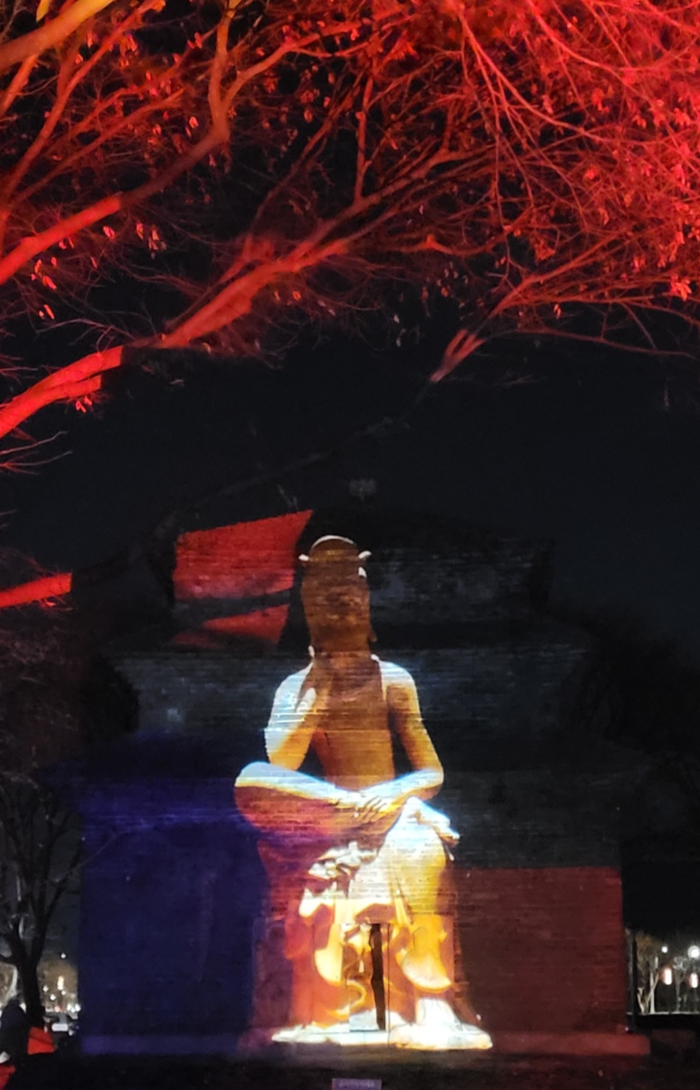지난 1일 밤, 경북 경주 분황사에서 미디어아트 전시 분황사 빛의 사자후가 진행 중이다. <임훈기자 hoony@yeongnam.com>