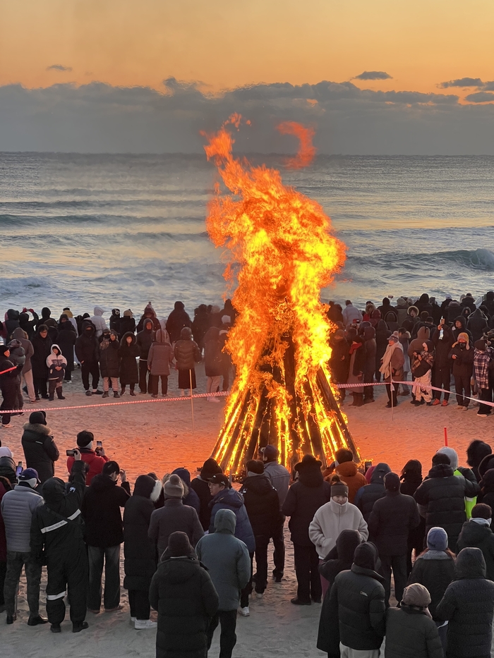 병오년 새해 울진망양정 해수욕장에서 장작을  불로 태워 소원을 담아 기원하는  관광객들 모습<원형래 기자>
