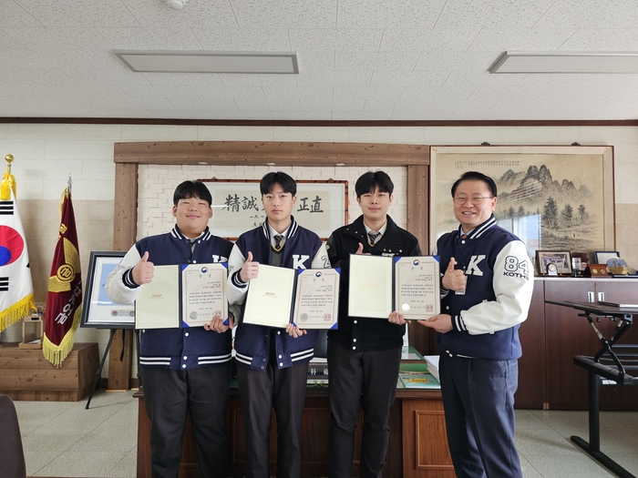 김재우(왼쪽부터)·김재원·서지훈 학생과 박복재 금오공고 교장<금오공고 제공>