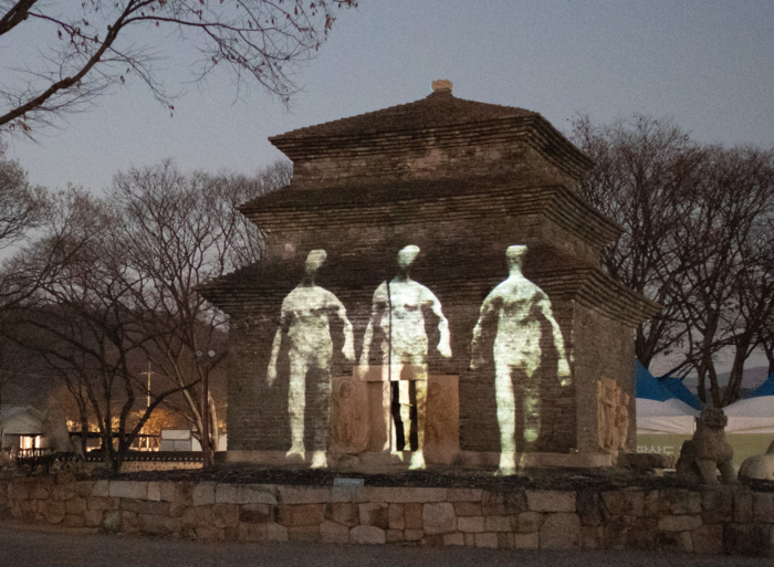 지난 1일 밤, 경북 경주 분황사에서 미디어아트 전시 분황사 빛의 사자후가 진행 중이다.<갤러리021 제공>