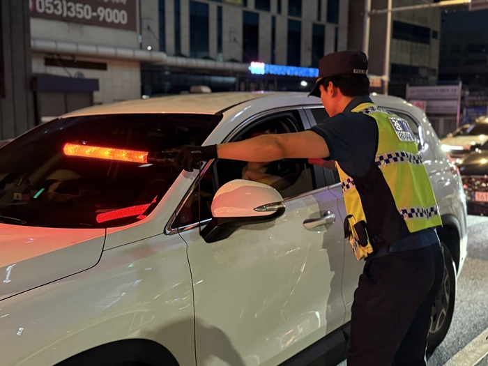 대구시내에서 음주운전 단속 활동 중인 경찰 모습. 영남일보DB