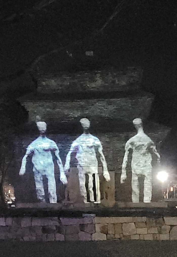 지난 1일 밤, 경북 경주 분황사에서 미디어아트 전시 분황사 빛의 사자후가 진행 중이다. <임훈기자 hoony@yeongnam.com>