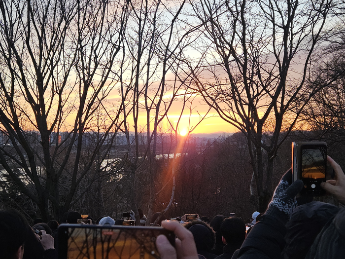 1일 오전 7시 40분쯤 대구 동구 해맞이공원에 병오년 첫 해가 모습을 드러내자 모여든 시민들이 카메라를 들고 떠오르는 해를 담고 있다. 서민지기자 mjs858@yeongnam.com