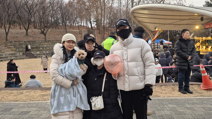 1일 오전 7시쯤 대구 북구 침산공원 오봉산 일대 해맞이 행사장에서 이재희(48·북구)씨 가족이 새해 소망이 적힌 풍선을 들고 기념사진을 찍고 있다. 조윤화 기자